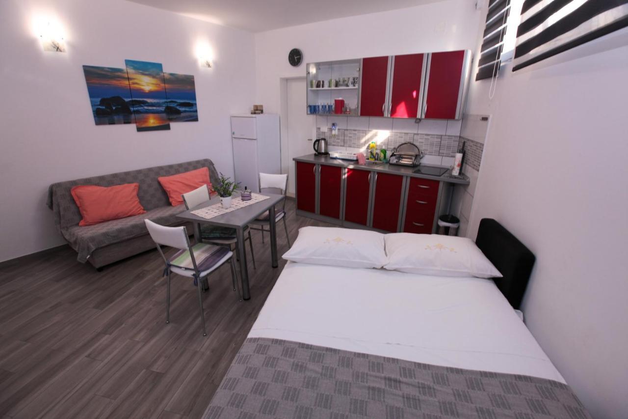 Apartments Damjan Брист Екстер'єр фото