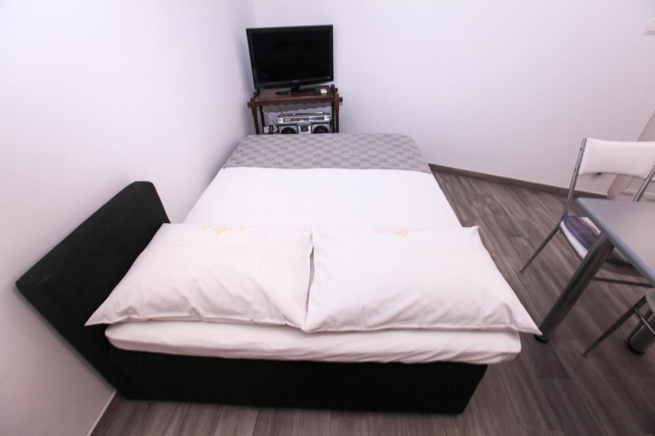 Apartments Damjan Брист Екстер'єр фото