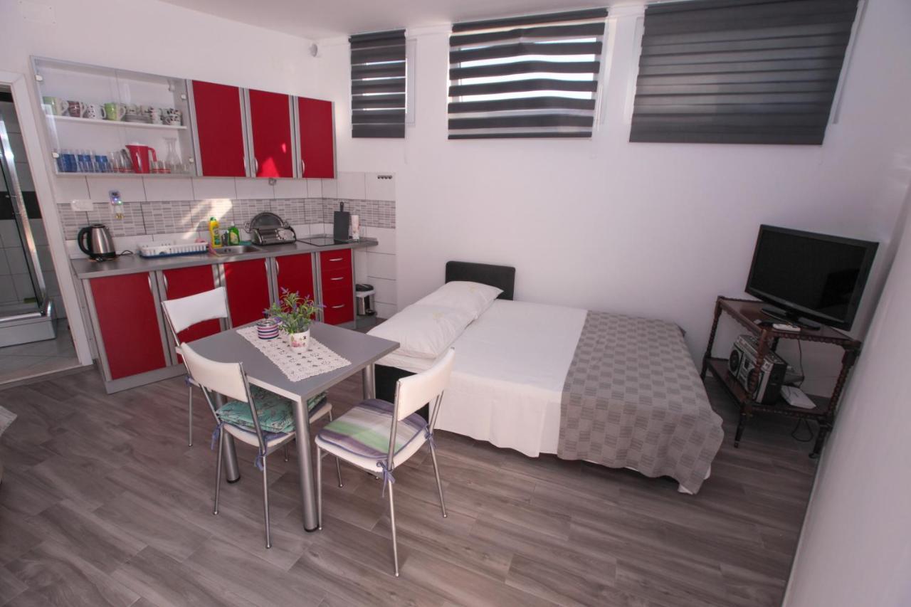 Apartments Damjan Брист Екстер'єр фото